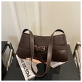 Bolso baguette retro francés en cuero mate chocolate con hebilla dorada y correa - café
