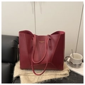 Bordeauxrode kunstlederen shopper op beige gebreide sjaal met goudkleurige belettering - Rood
