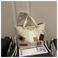 Borsa tote beige in finta pelle con patch retrò e strisce verticali sulla sedia - Bianco