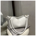 Bolso tote blanco minimalista con correa de hombro anudada y detalles en metal dorado - Blanco