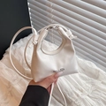 Elegante borsa a tracolla bianca con stampa di lettere e anelli in metallo argento - Bianco