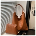 Detalle del bolso hobo de cuero PU marrón y neceser con letras FASHION doradas de moda - Marrón