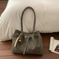 Borsa tote retrò in finta pelle scamosciata verde oliva con nappa in legno - Con Ciondolo / Verde