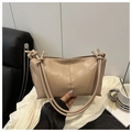 Bolso tote beige con correa de nudo y detalle de metal en un estilo de vida - Caqui