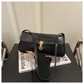 Elegante bolso de hombro negro con patrón de cocodrilo y un refinado cierre dorado - Negro
