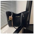 Detail van luipaardprint tote bag met gouden FASHION logo en een schattige beer hanger - Met Beertje Hanger / Zwart