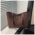 Dettaglio del logo in metallo e della trama leopardata sulla borsa shopper marrone - Senza Ciondolo / Marrone