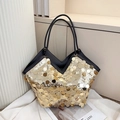 Modische Schultertasche mit goldenen Pailletten und schwarzen Lederakzenten - Gold