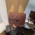 Borsa a tracolla vintage in pelle marrone con cuciture a contrasto e fibbia in corno - caffè