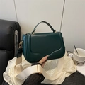 Borsa a tracolla in pelle verde scuro con ampio cinturino crema e oro metallo - Verde