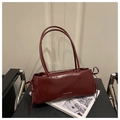 Detalle del bolso baguette burdeos de piel sintética brillante con lazos decorativos - Rojo