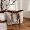 Retro canvas shopper in grijsgroen marmerdessin met bruine leren riemen en gouden ringen - Grijs