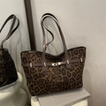 Grote vintage luipaardprint tote bag met bruine leren riemen en gouden gesp - Luipaardprint