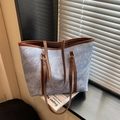Grote shopper met blauwe denim textuur en contrasterende bruine leren handvatten - Blauw