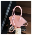 Dettaglio della borsa rosa a trapezio con nodi decorativi e zip in metallo argento - Rosa