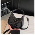 Elegante bolso medialuna en charol negro con doble lazo y correa de cadena - Negro