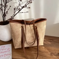 Vintage beige canvas shopper met bruine leren handvatten op houten tafel - Khaki