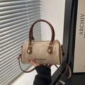 Sac Boston rétro en daim beige avec lanières en cuir marron et fermetures dorées - Blanc Cassé