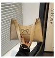 Detalle de bolso de charol beige brillante con un accesorio de lazo de metal dorado - Caqui