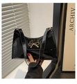 Detalle de bolso hobo en charol negro con hebilla de lazo metálico dorado pulido - Negro
