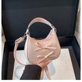 Elegante bolso de charol rosa con forma de media luna, lazos y correa de cadena - Rosa