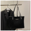 Detailopname van zwarte fluwelen shopper met luipaardprint, goudkleurig logo en leren bodem - Zonder Hanger / Zwart