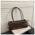 Bolso baguette marrón oscuro en charol brillante con detalles de lazos laterales - café