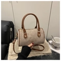 Sac Boston en daim marron avec garniture en cuir et broderie sur une table - Kaki