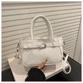 Dettaglio della borsa in pelle PU bianca con fibbia argentata e manico superiore regolabile - Bianco