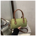 Sac Boston chic en daim vert herbe avec poignées en cuir marron et détails dorés - Marron