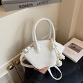 Borsa a trapezio in pelle bianca con cinturini decorativi annodati e tracolla regolabile - Bianco
