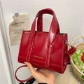 Bolso de mano bandolera de cuero brillante rojo oscuro con letras doradas y correa - Rojo