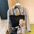 Borsa tote nera in pelle martellata con ciondolo a forma di cane in peluche e oro - Con Ciondolo / Nero