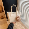 Borsa tote beige in pelle con un simpatico portachiavi a forma di orsetto - Con Ciondolo / Bianco