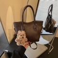 Borsa tote retrò marrone scuro in pelle PU con ciondolo a orsetto e tracolla regolabile - Con Ciondolo / caffè