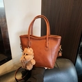 Borsa tote marrone in finta pelle con ciondolo a cane e tracolla rimovibile - Con Ciondolo / Marrone