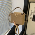 Borsa tote retrò beige con fibbia a V dorata e tracolla pratica regolabile - Cachi