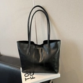 Borsa tote nera in pelle PU vintage con bordo ondulato e ampi manici a tracolla - Senza Ciondolo / Nero