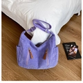 Bolso hobo grande de pana morada con doble cremallera y correa ancha al hombro - Morado