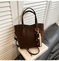 Bolso cubo de ante marrón oscuro con borla de madera y correa de hombro ajustable - Café Con Colgante