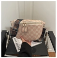 Detalle de bolso bandolera de media luna con diseño M y correa bordada étnica - Rosa