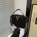 Borsa a mano retrò in pelle opaca nera con fibbia a V e tracolla regolabile pratica - Nero