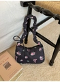 Borsa a spalla plissettata con stampa floreale e fiocchi rosa su tessuto nero - Nero