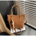 Bolso de hombro marrón con colgante de cuentas y correa en luz cálida - Marrón con Colgante