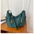 Bolso bandolera de pana verde oscuro con correa ajustable y superficie texturizada - Verde