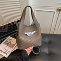 Borsa a secchiello grigio elefante in pelle martellata con chiusura girevole argento - Grigio