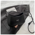 Elegante bolso de hombro negro mate con lazo metálico plateado y asa integrada - Negro