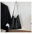 Detalle del bolso tote de cuero sintético negro con letras FASHION doradas y asas largas - Negro