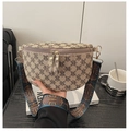Detalle del bolso de media luna con estampado de monograma y correa ancha étnica - Caqui