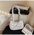 Borsa a spalla plissettata a fiori con fiocchi rosa e tracolla arricciata su palco - Bianco